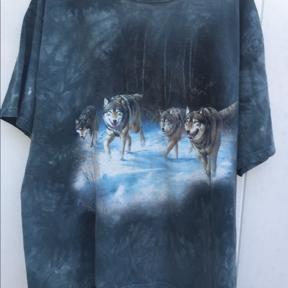 The mountain dyed T shirt snow dog